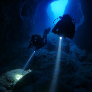two divers cave diving light 1024x768